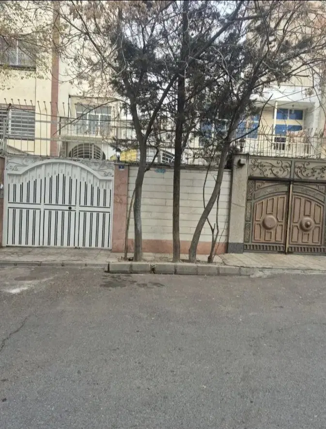 ۸۰متر ویلایی بغل دار دو و نیم طبقه،گذر کوچه پهن