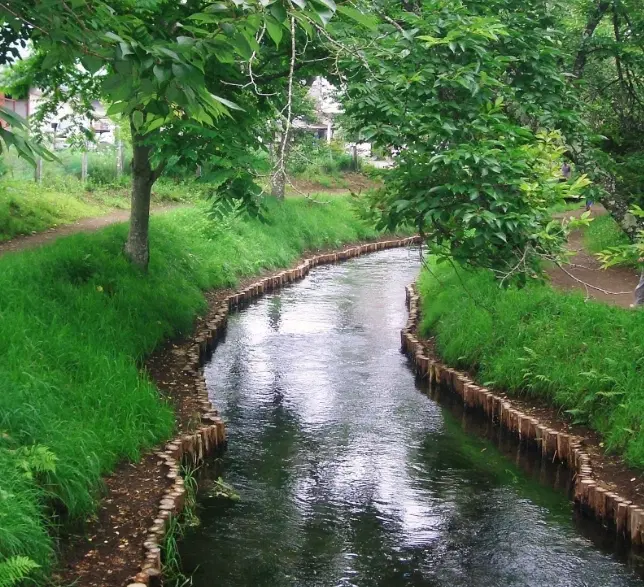 زمین متراژ بالا با آب برخیابان اصلی