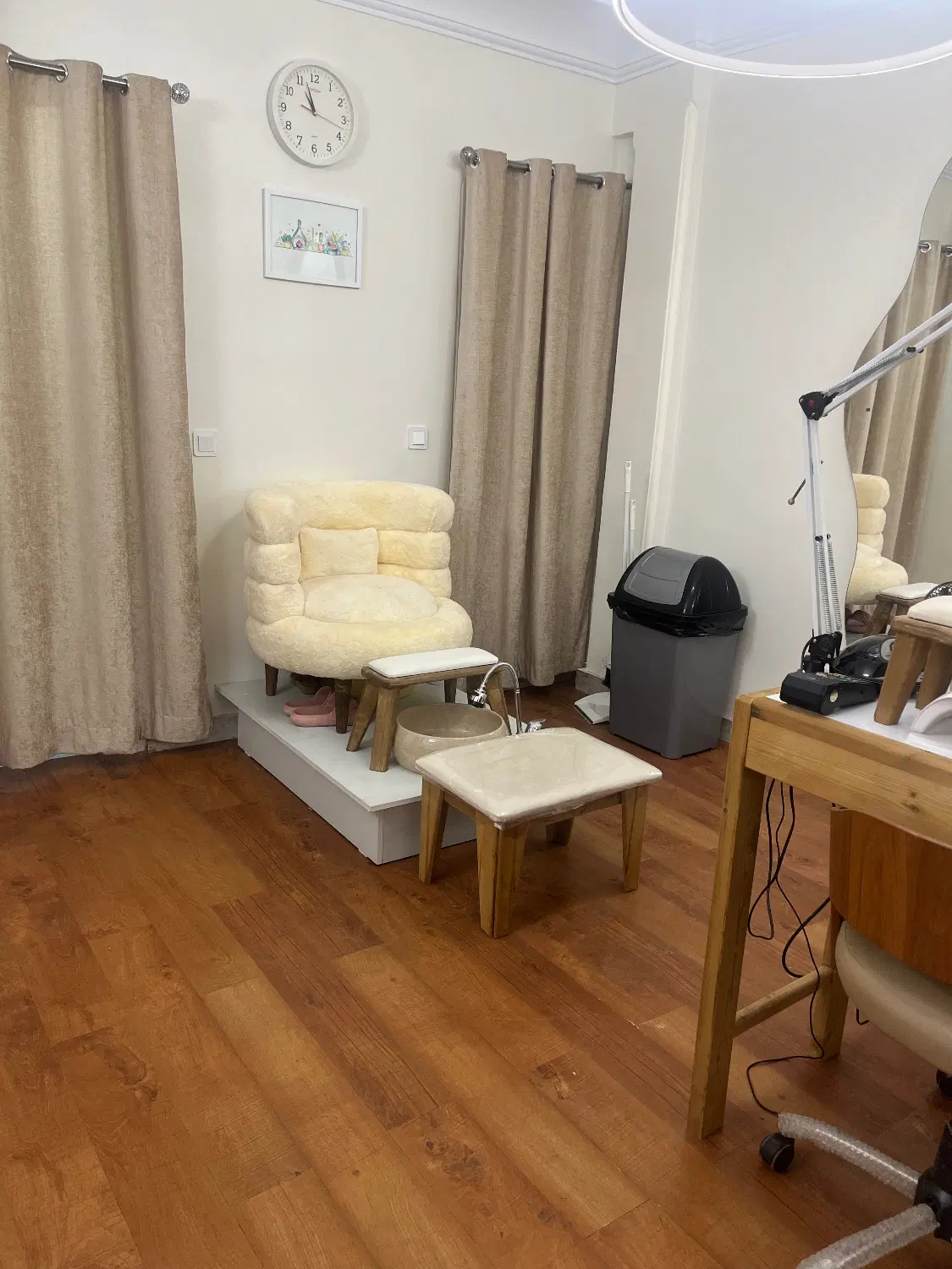 اجاره اتاق،اجاره میز ناخن،اجاره تخت مژه و فیشال