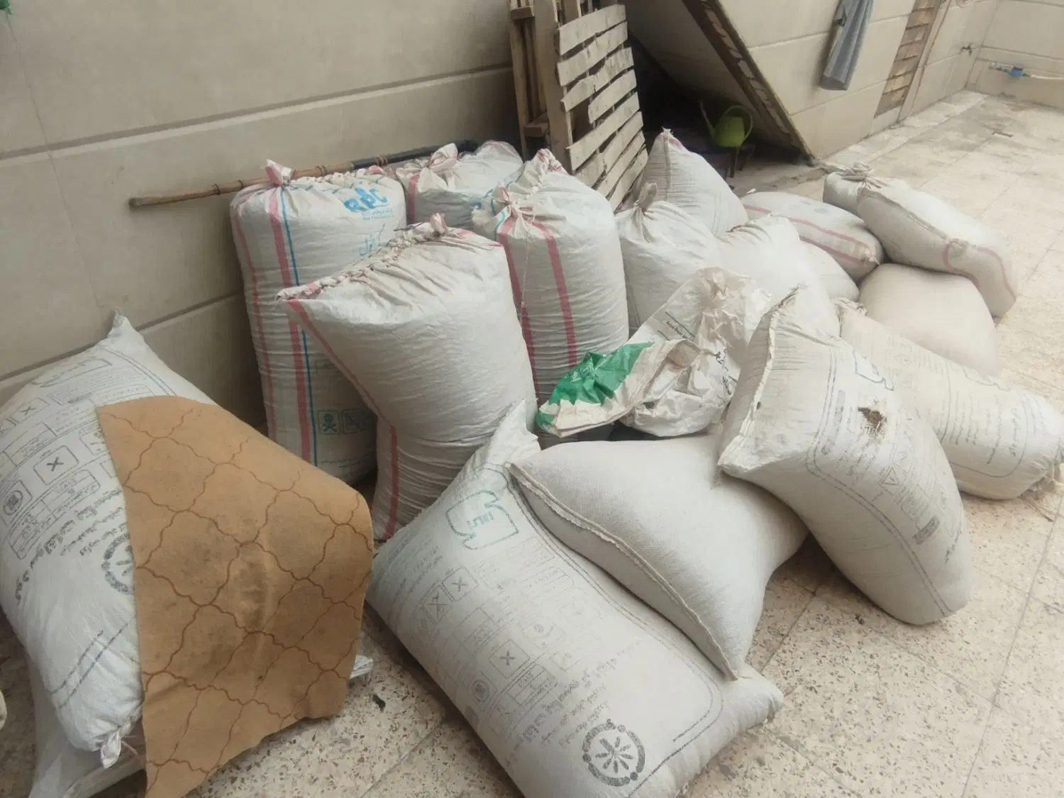 ۱۷ کیسه گندم جو دار