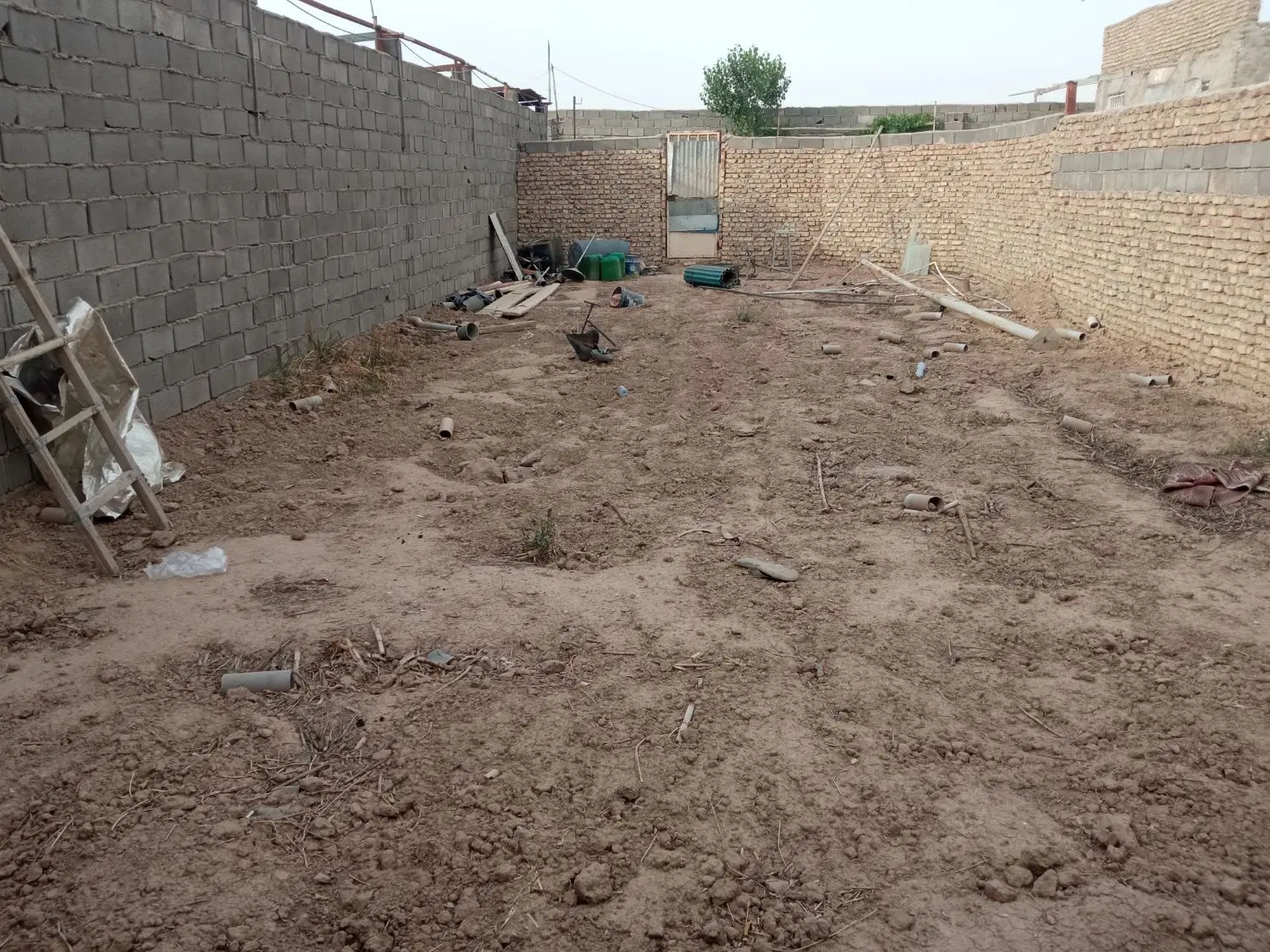 زمین چهاردیواری