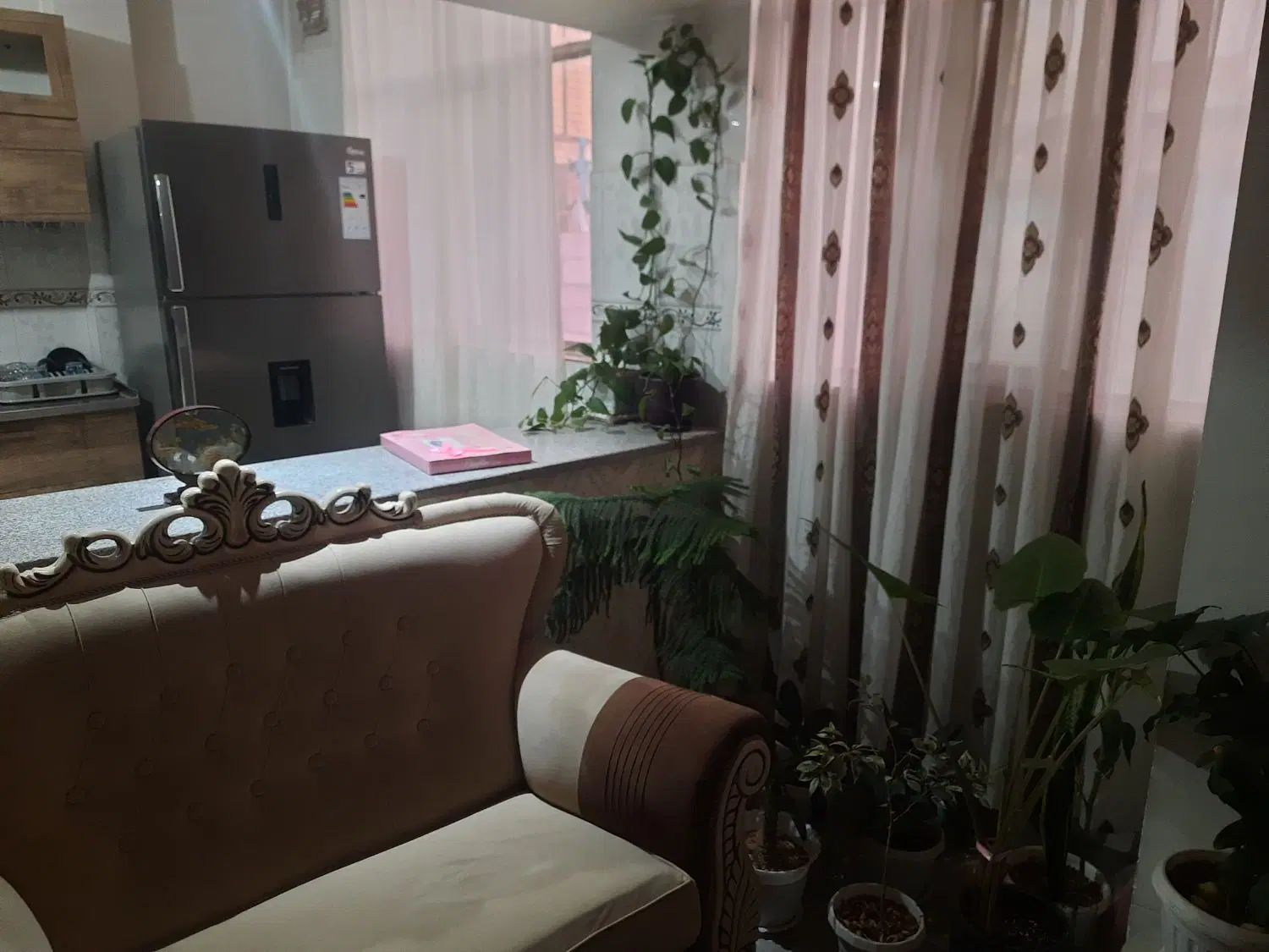 یک قدمی حاشیه خیابان طبرسی