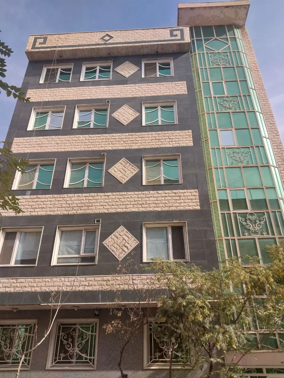 93متر_سالن پرده خور_چهارباغ_دیزاین کامل