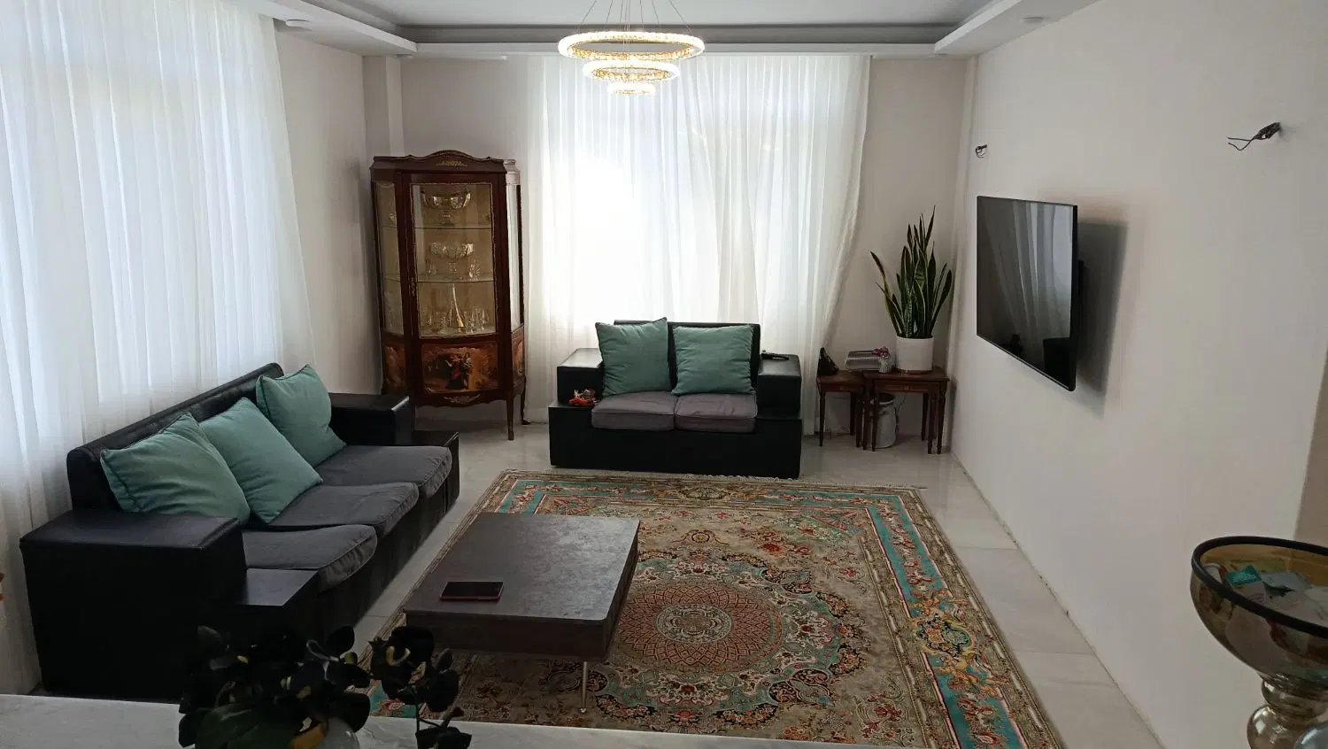 ۷۷ متری پر نور و سرسبز