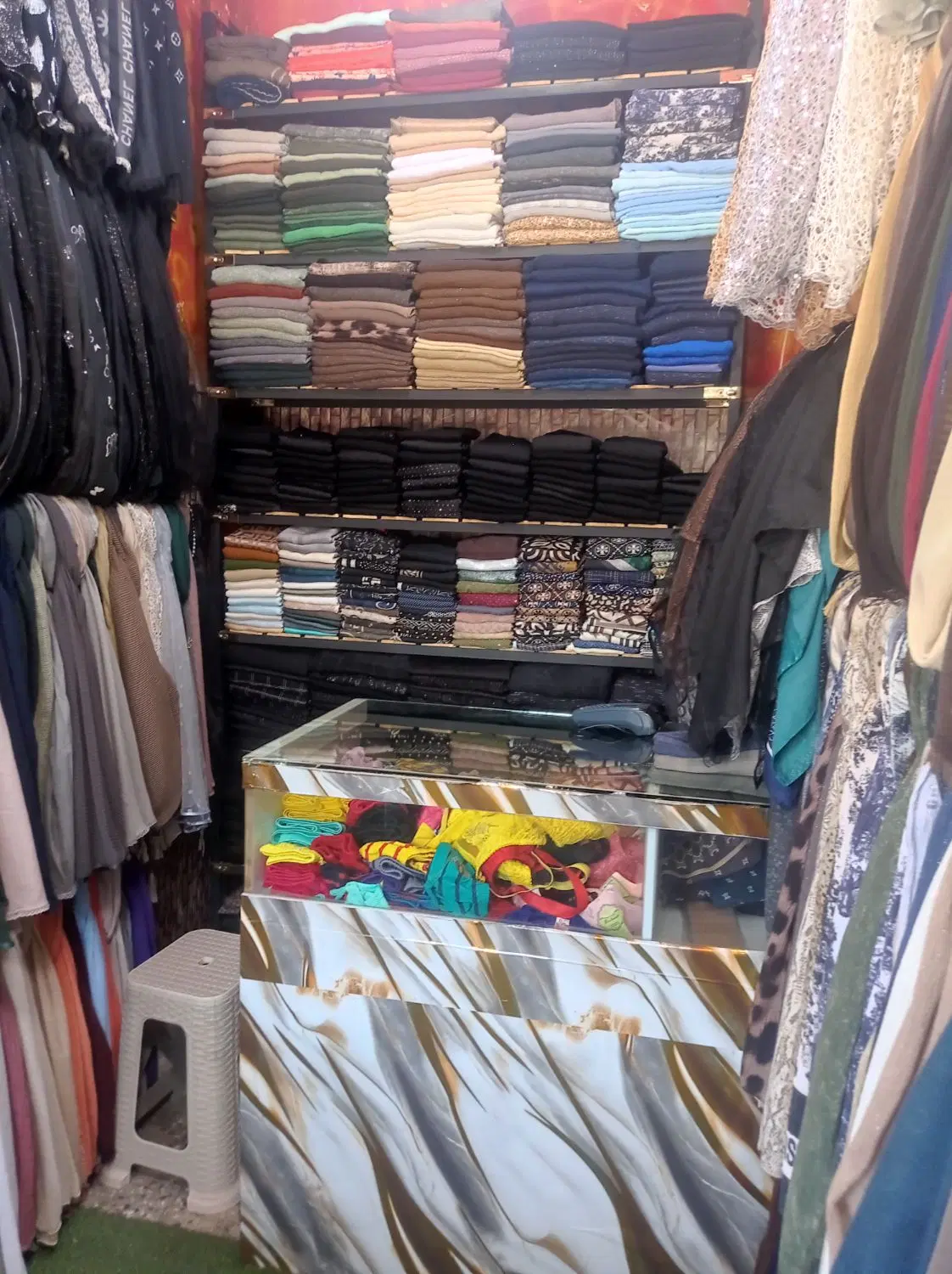 مغازه شال و روسری با تمام امکانات
