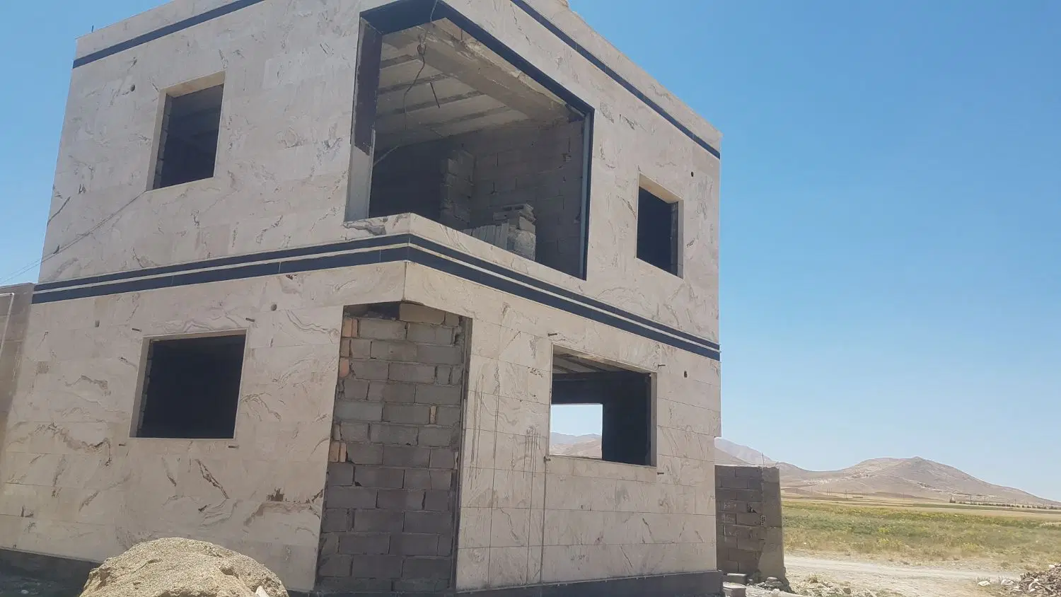 خانه نیمه کاره قلعه