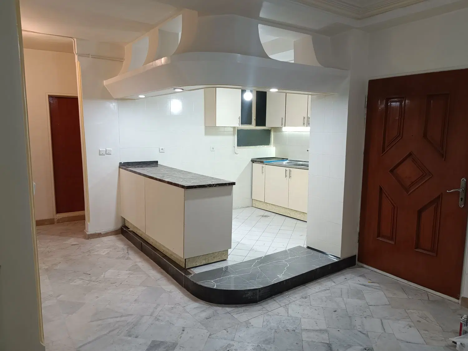 ۸۳متر_طبقه اول_سند دار_تاپ لوکیشن محدوده دهکده