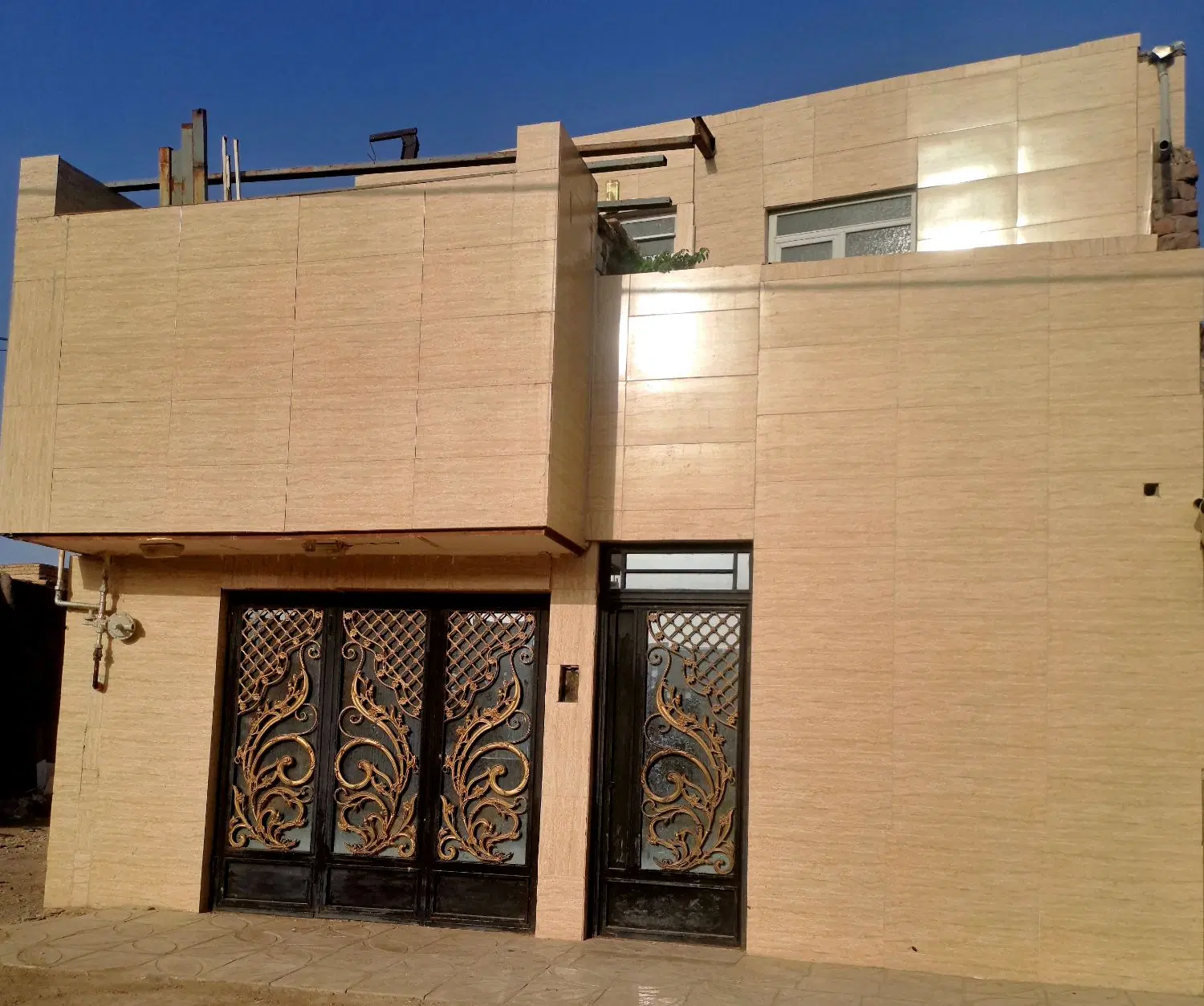 خانه دو طبقه در شهدای شادقلی خان ۹۰ متر