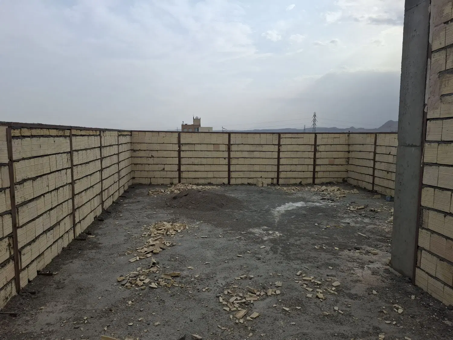 ساختمان نیم کاره