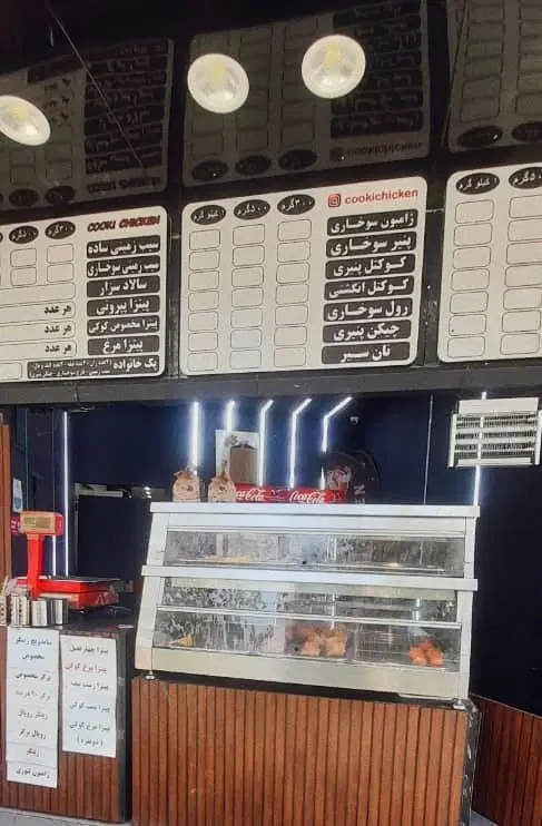 فروش فست فود در حال کار با همه تجهیزات