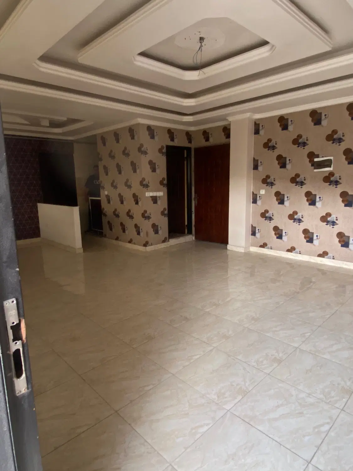 اجاره واحدشهرک اندیشه مجتمع کادوس (املاک پاسارگاد)