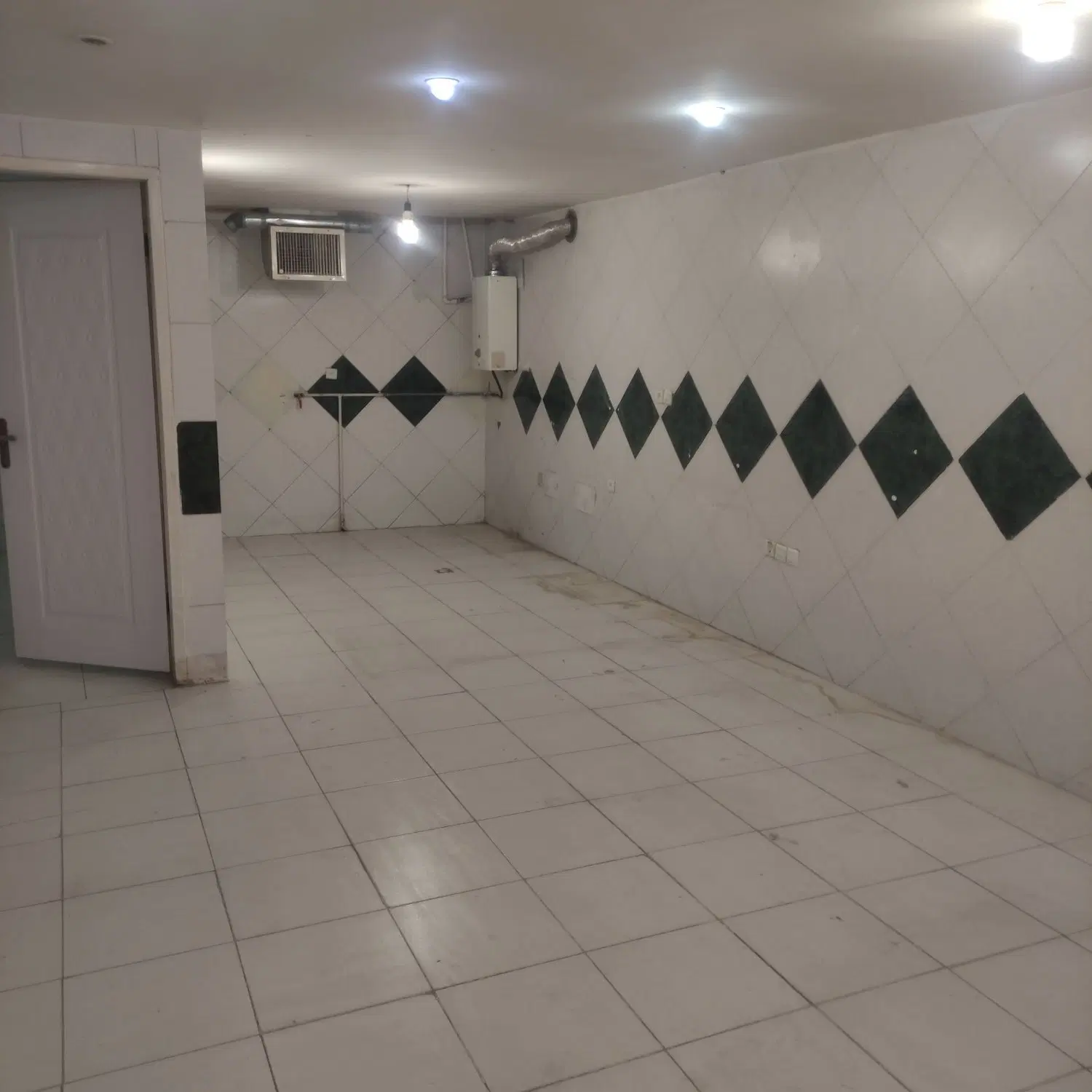 زیرزمین تجاری بر خیابان رودکی
