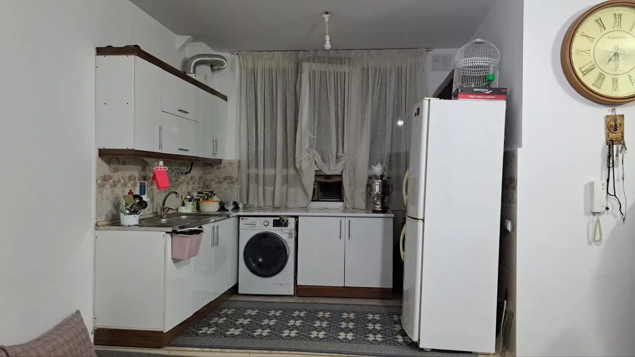 آپارتمان ۲ خواب تمیز با موقعیت خوب