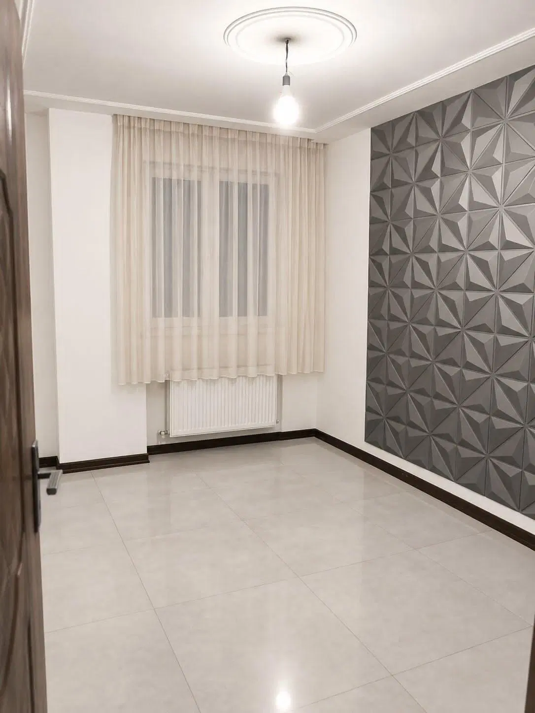 یک اتاق از ارایشگاه زنانه  بر خیابان اصلی