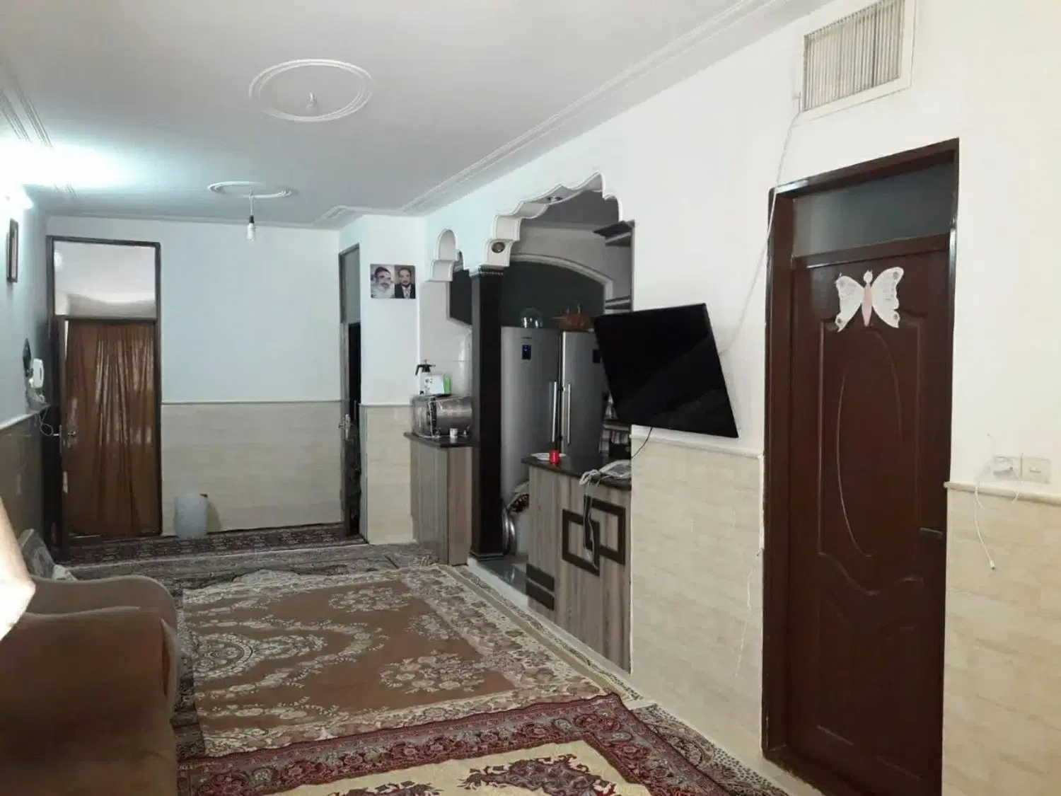 دو طبقه جنوبی ، چند قدمی خیابان