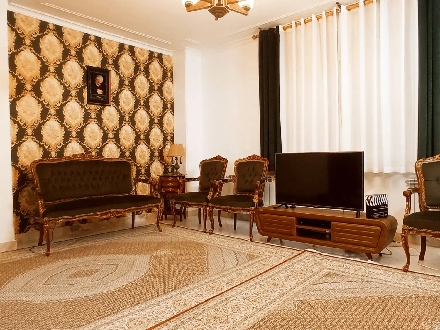 واحد شیک غرق نور
