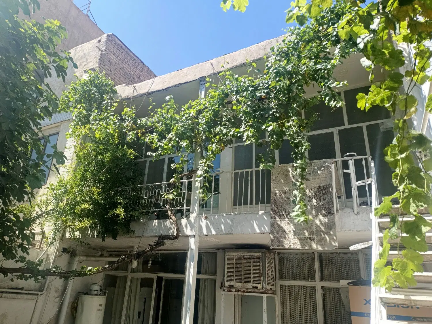 خانه کلنگی شمالی با حیاط بزرگ