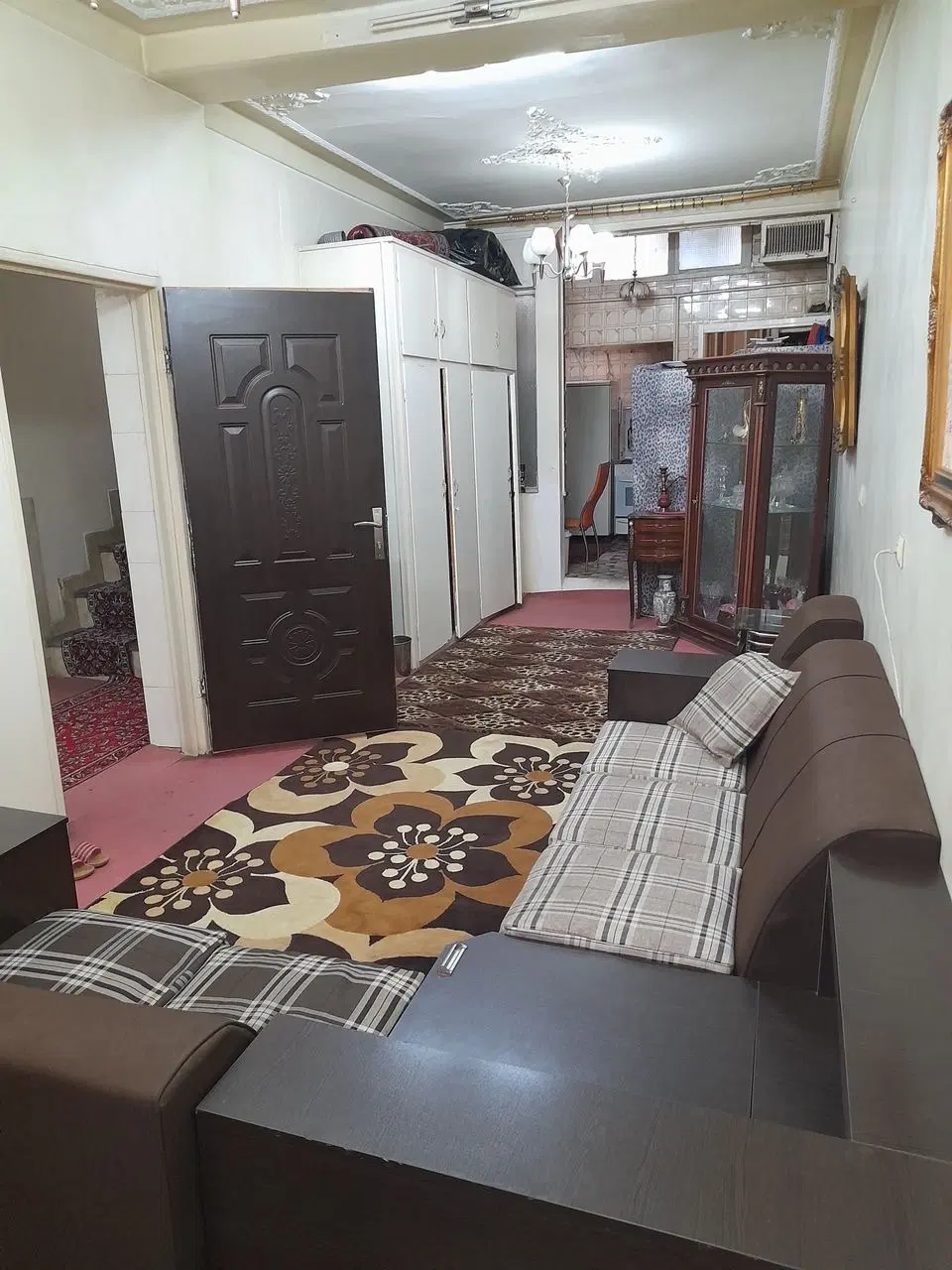 حیاط دربست دو طبقه دو سرویس بسیار تمیز
