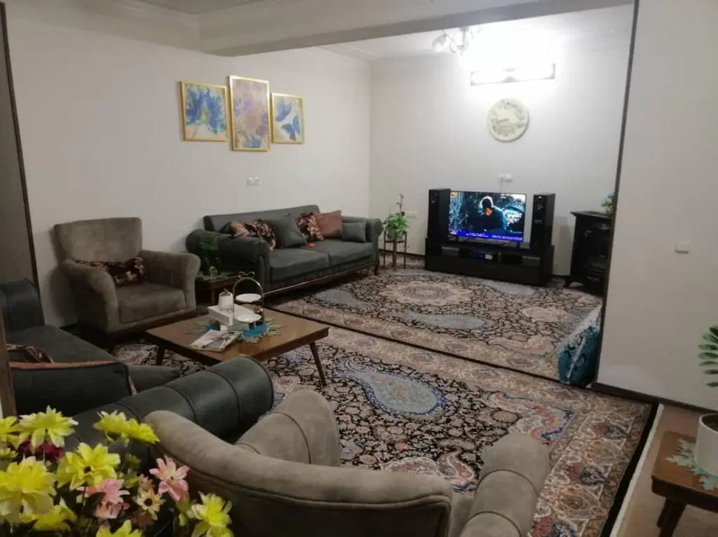 اجاره منزل ۱۰۰ متری دلاوران بسیج سر خیابان
