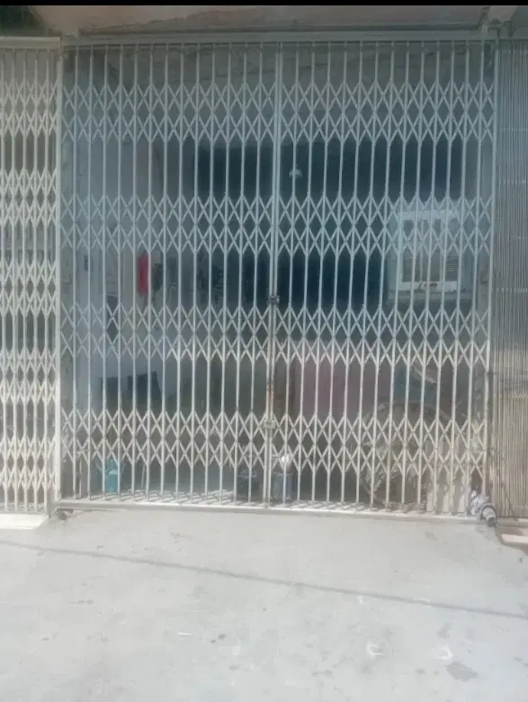 مغازه بر خیابان اطشاران