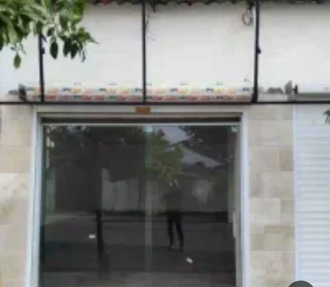 مغازه تجاری بر خیابان چالوس
