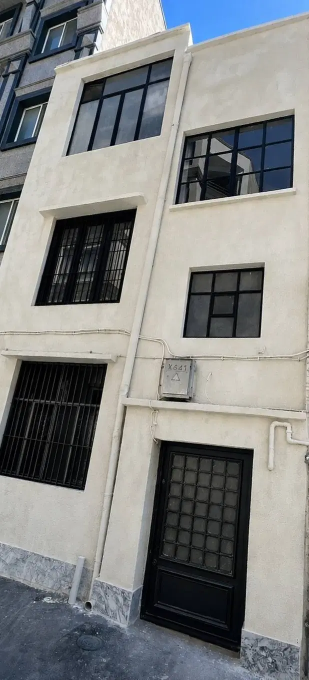 ملک با حیاط دلباز در مرکز شهر
