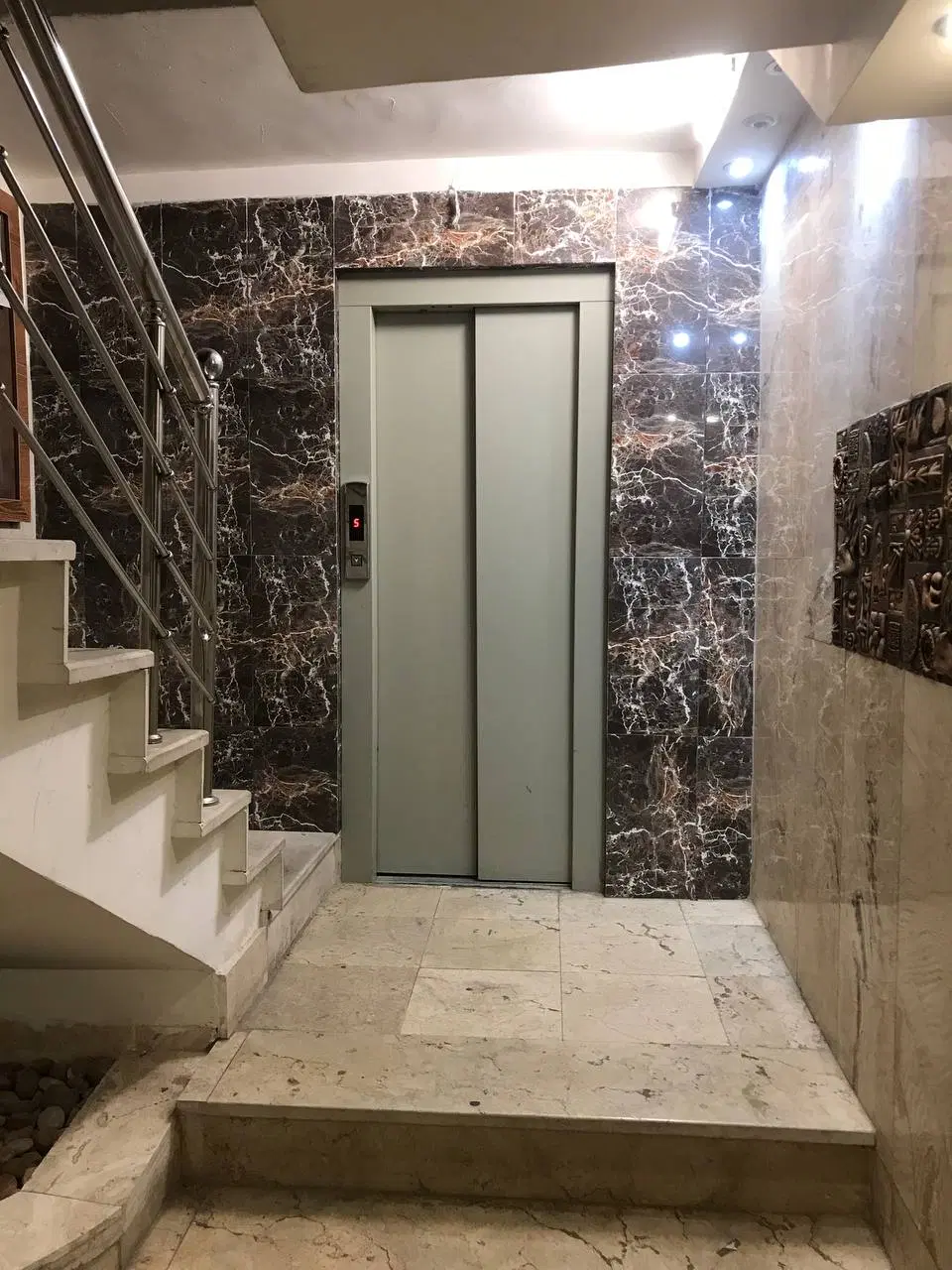 آپارتمان ۱۲۷ متری سه خواب کلید نخورده (فوری)