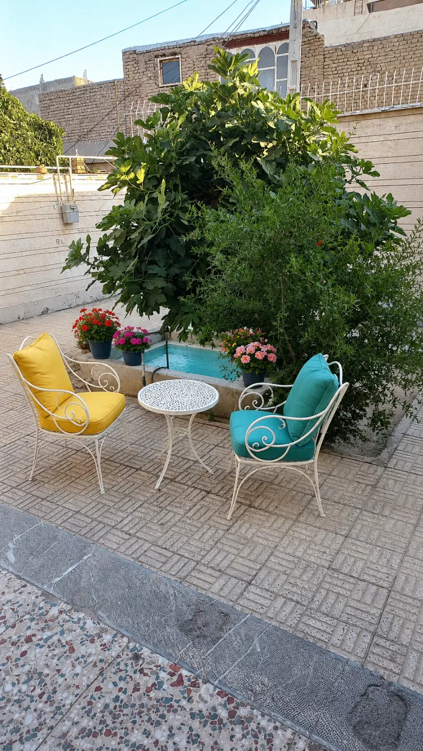 خانه دربست دوطبقه با حیاط و باغچه با دو واحد مستقل