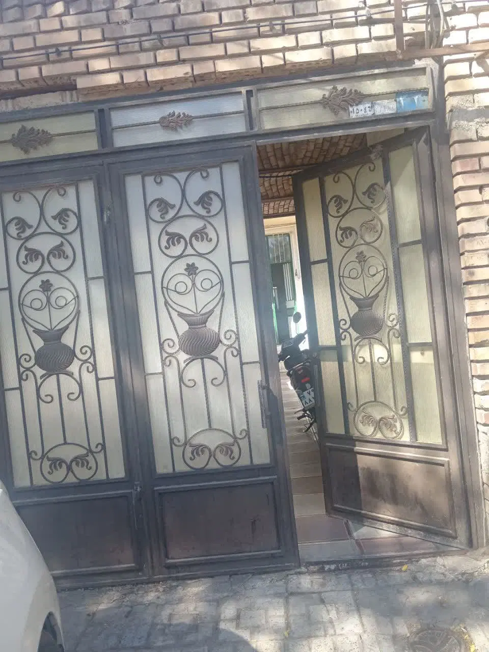 منزل ویلایی با دو مغازه تجاری