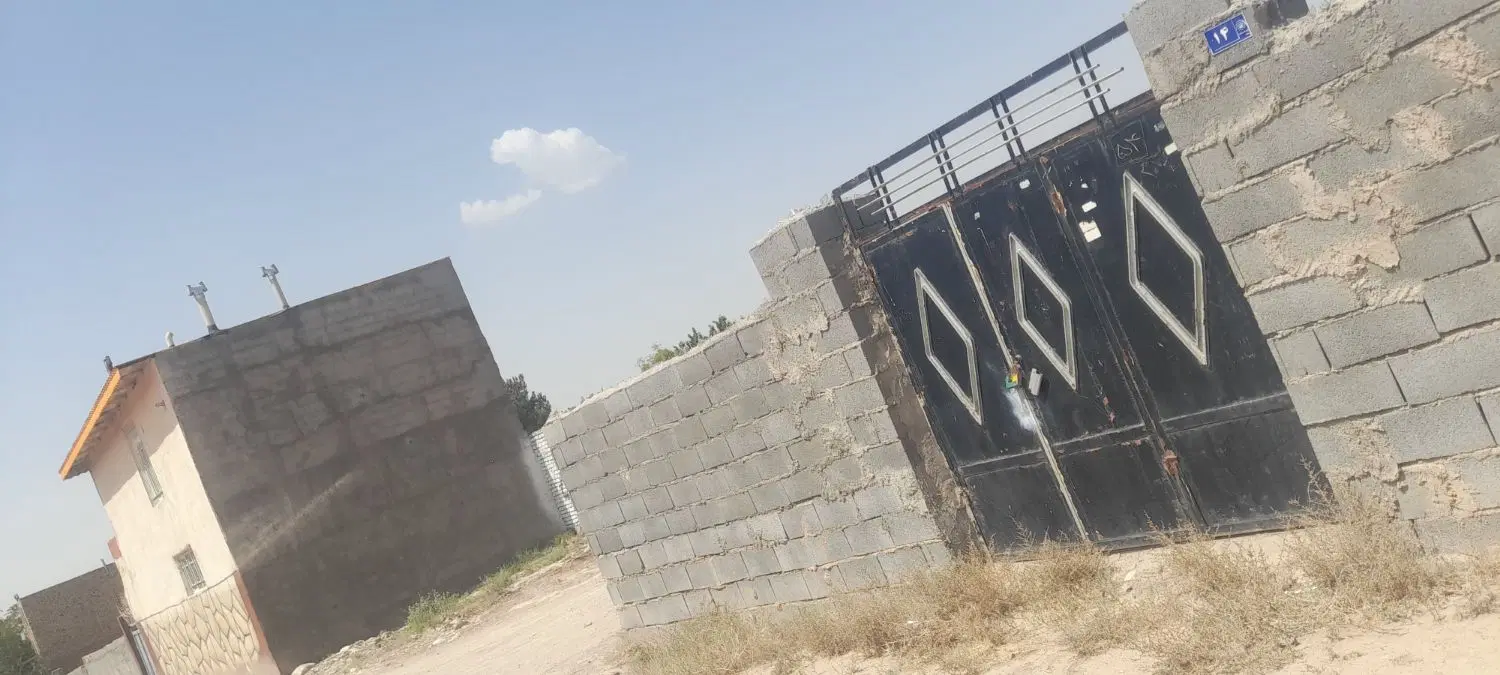 زمین دور حصار شده در آرمگاه فردوسی