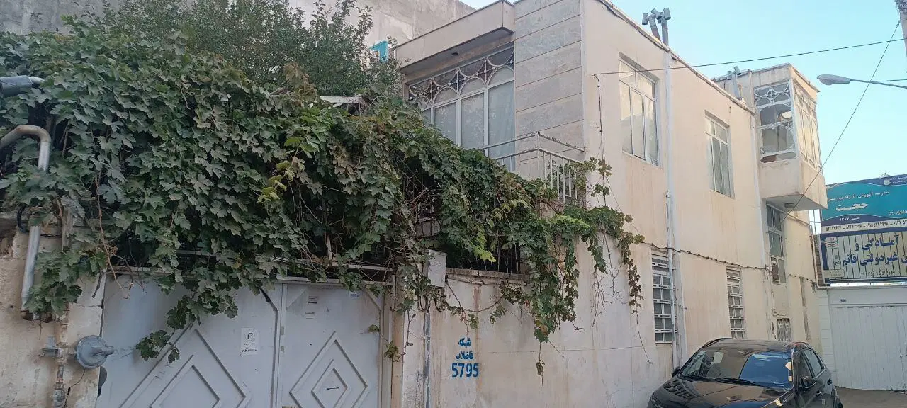 ساختمان دو طبقه در مرکز شهر