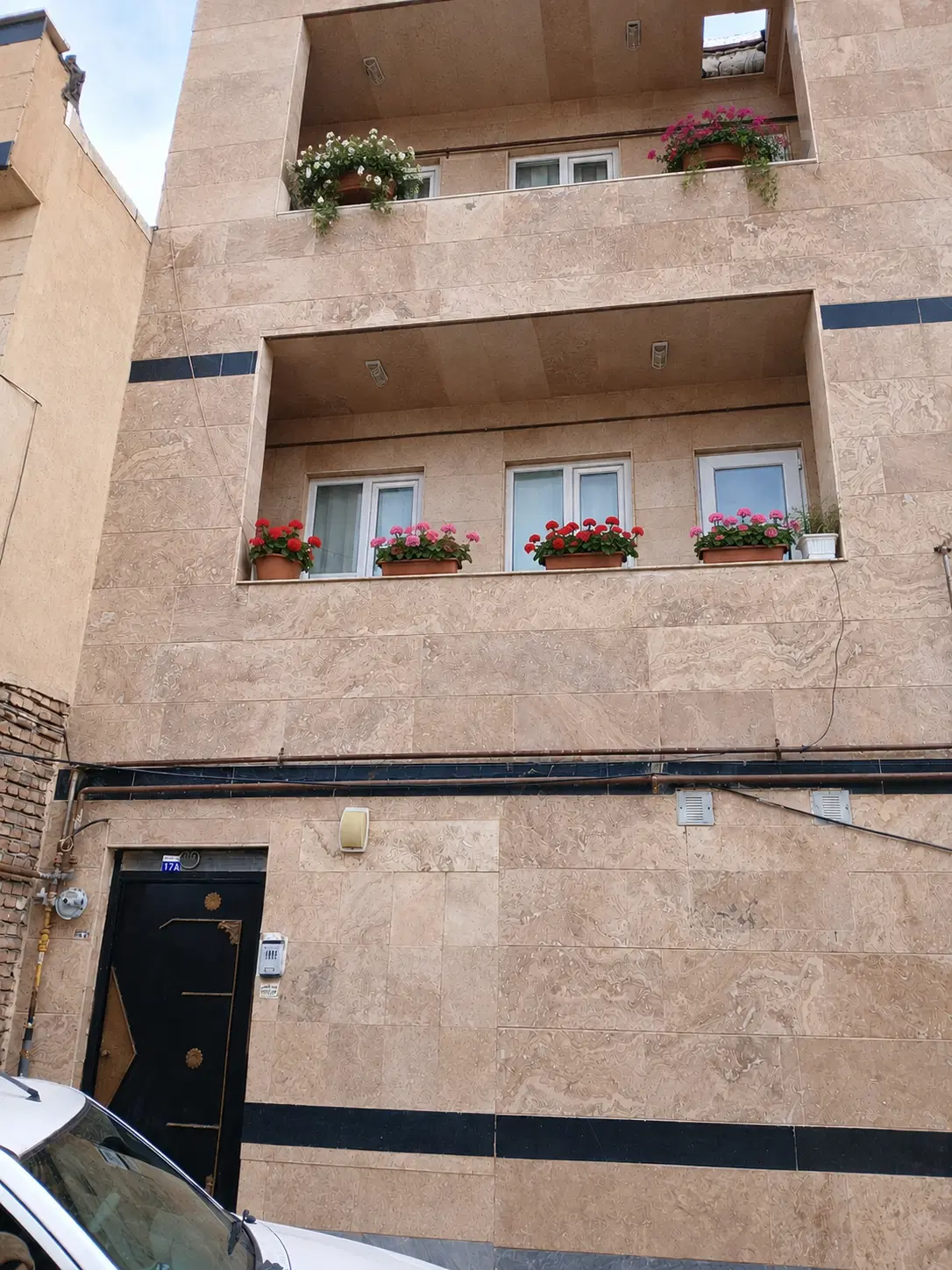 خانه سه طبقه در نیار پیش بانک صادرات