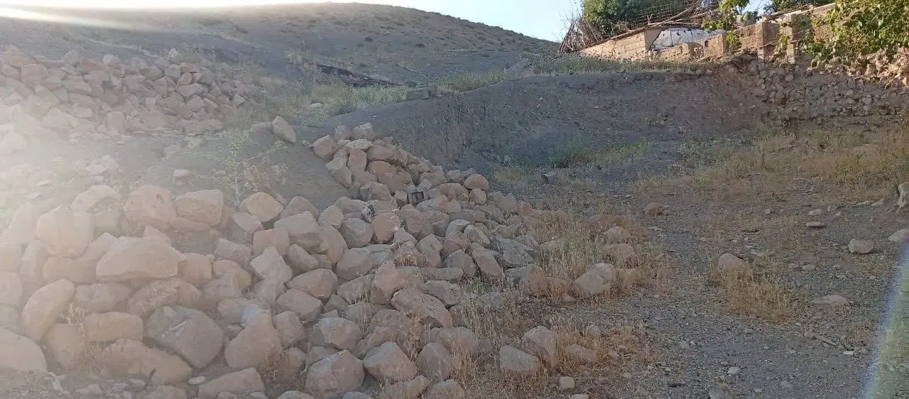 زمین در چشمه کبود 160متری