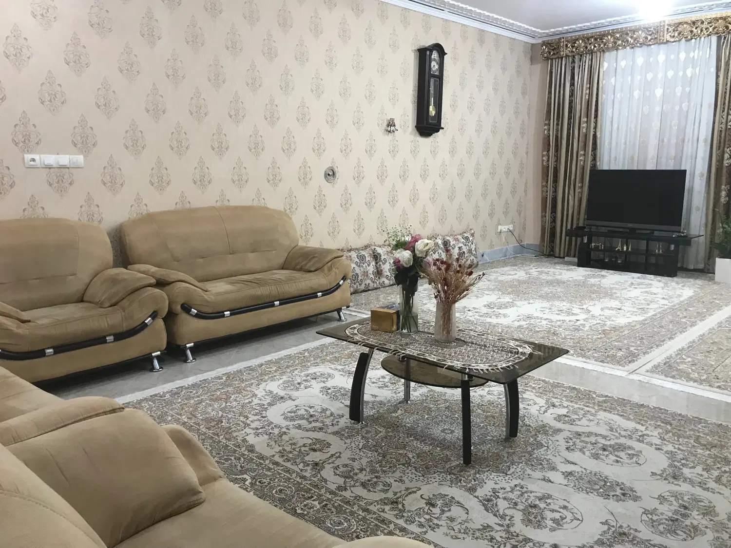 واحد دوخوابه طبقه اول مبله موقعیت عالی سرویس خور