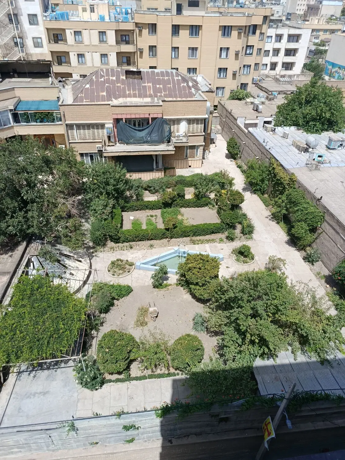 زمین بر جاده اصلی هفت چشمه