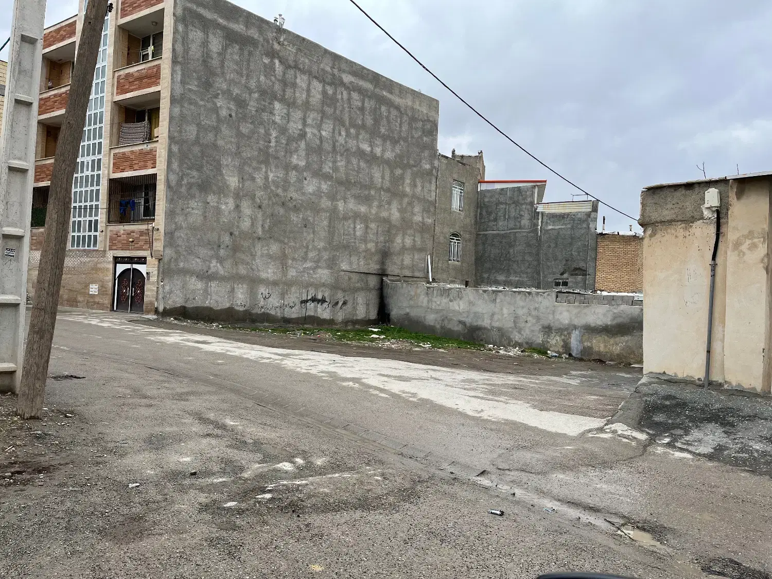زمین در چهل متری سیروس