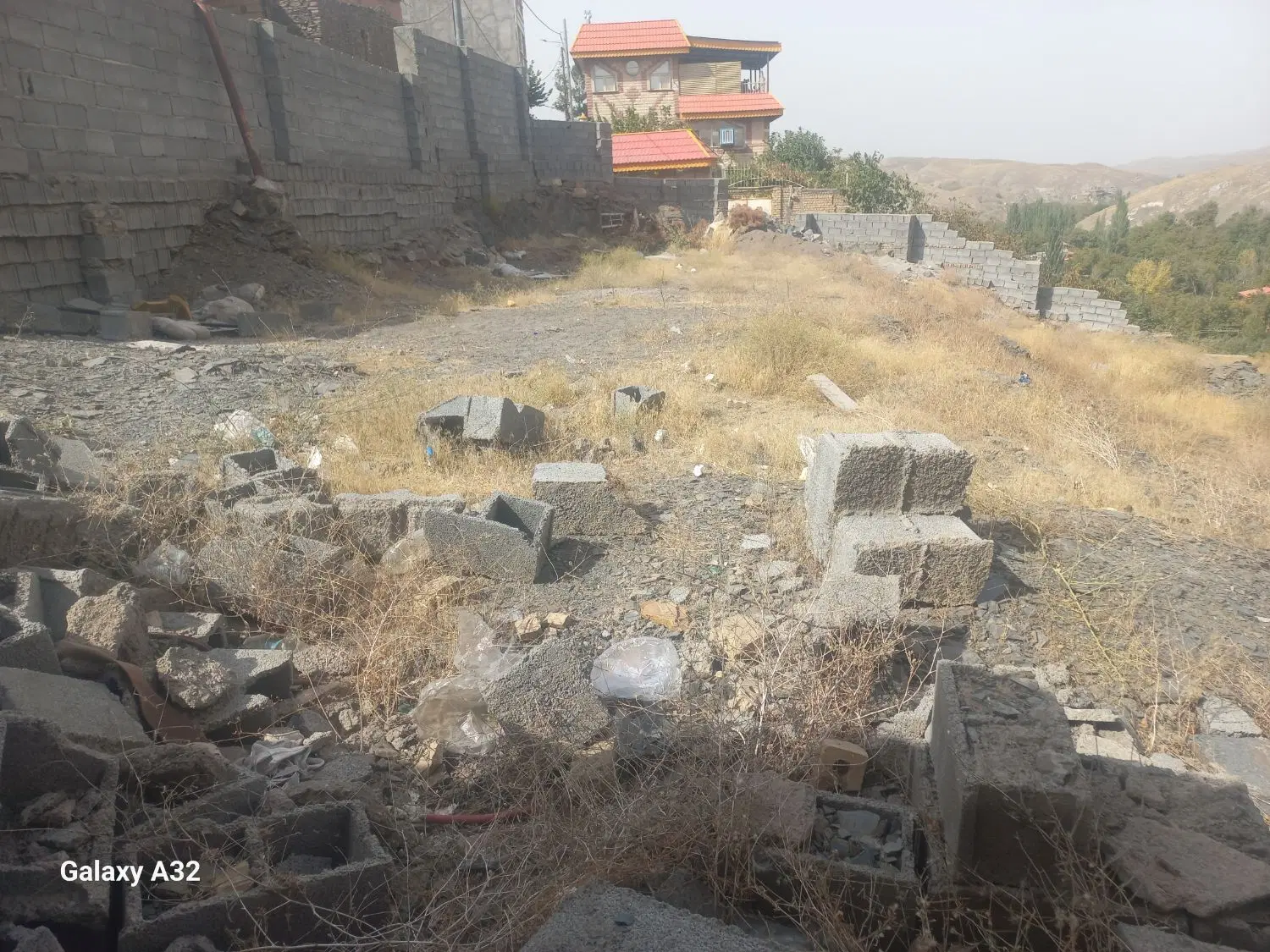 زمین در بافت روستا نزدیک رودخانه