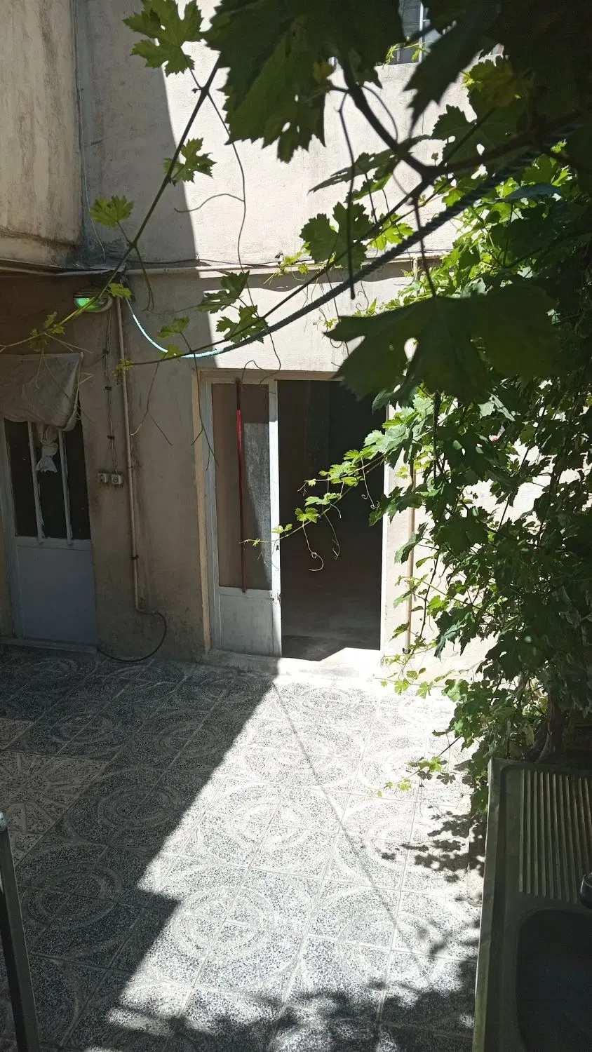 حیاط ویلایی 37 متر 2 طبقه