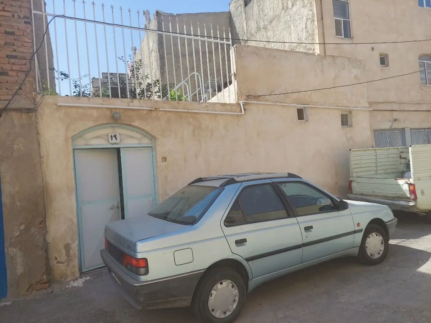 حیاط با سند تک برگ بر خیابان اصلی