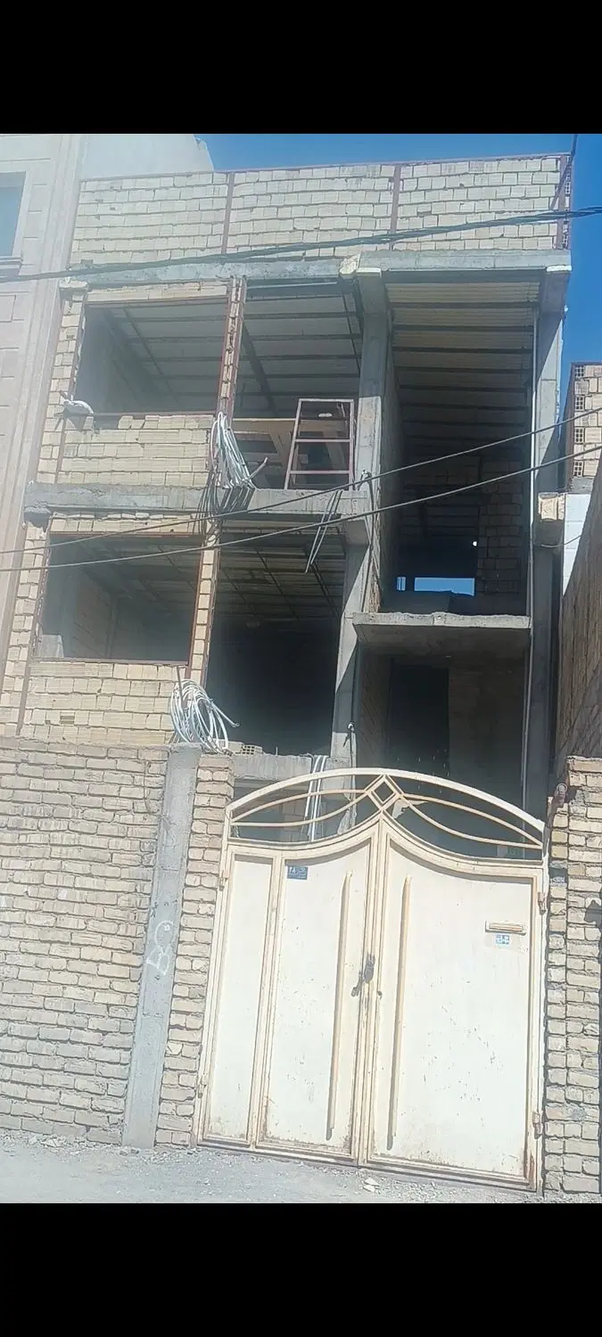 سه طبقه نیمه کاره ۱۴۰متر
