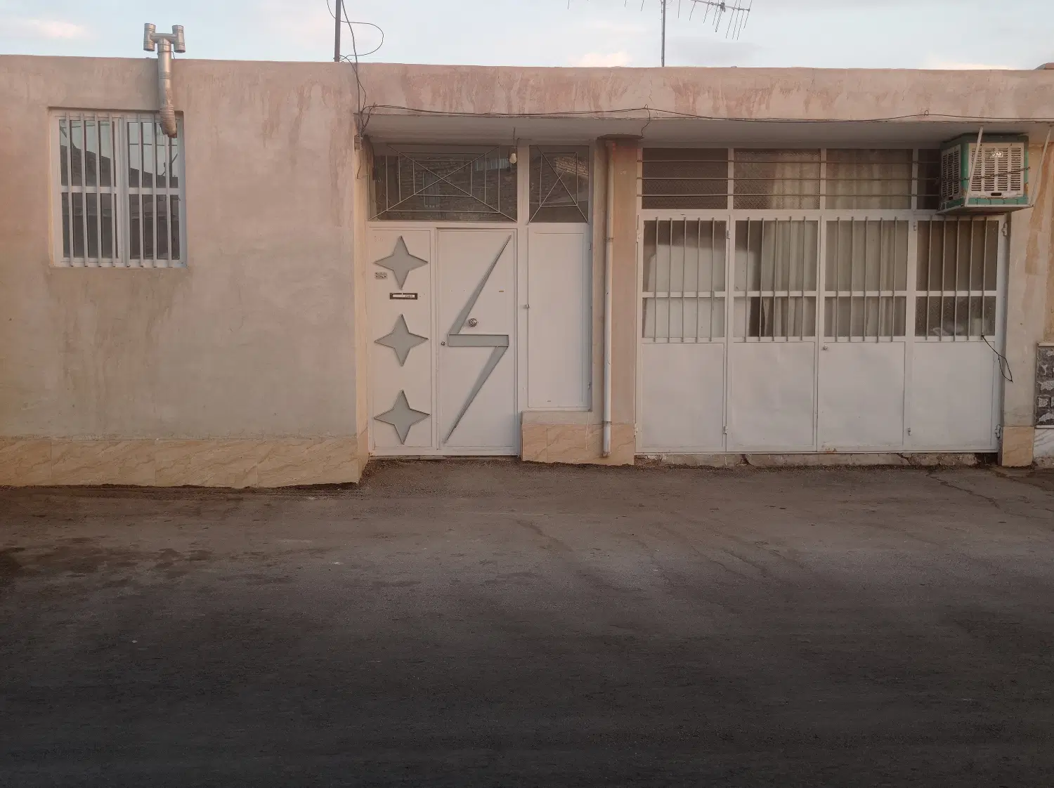 خانه ویلایی ۱۸۰ متری با یک دهنه مغازه