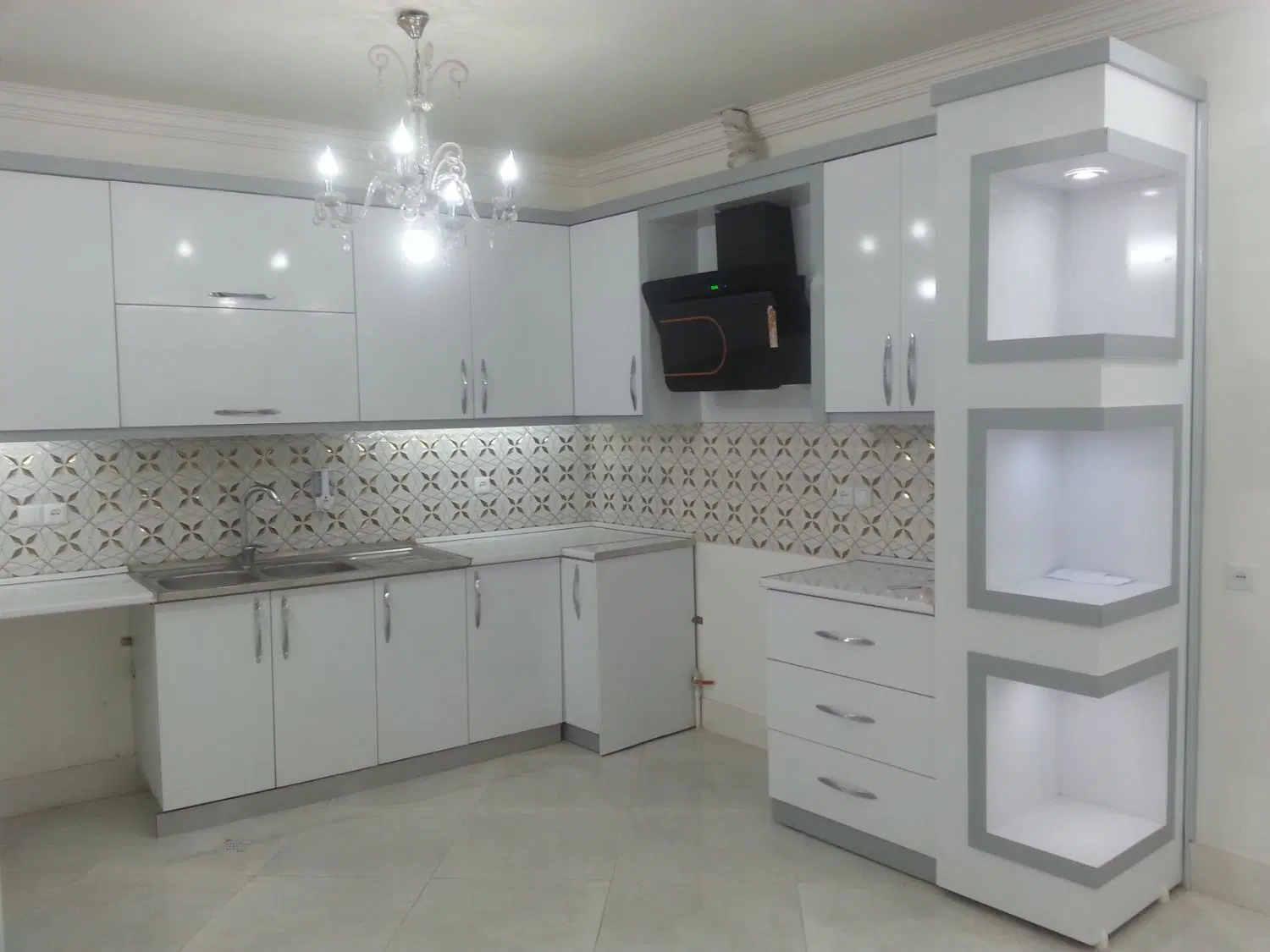 منزل ویلایی حاشیه خیابان کمال