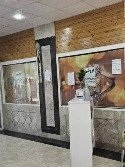 ۱۵_۵مترمغازه طلا فروشی واقع در پاساژ پارادایس پرند