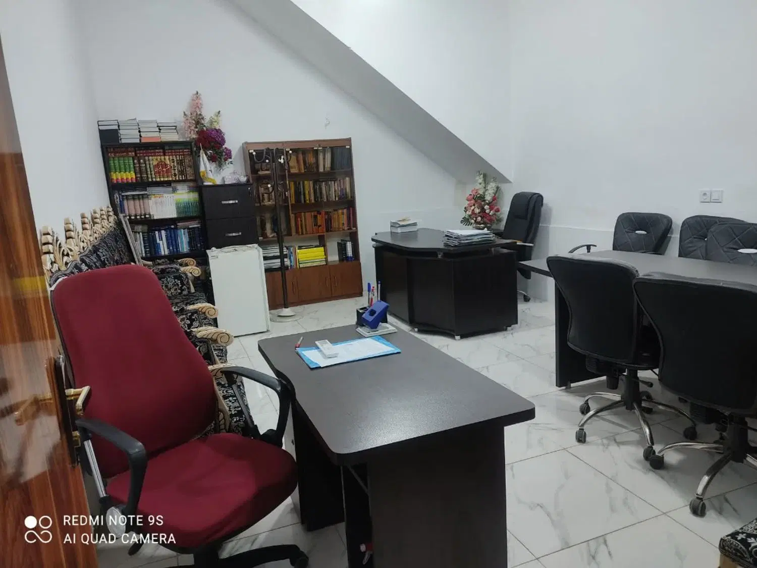 یک دهنه واحد تجاری شیک و فول امکانات