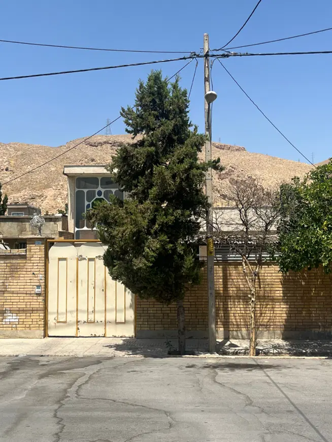فروش ویلایی ۲۱۰ متری درب حیاط کوچه ۱۴ متری عربض