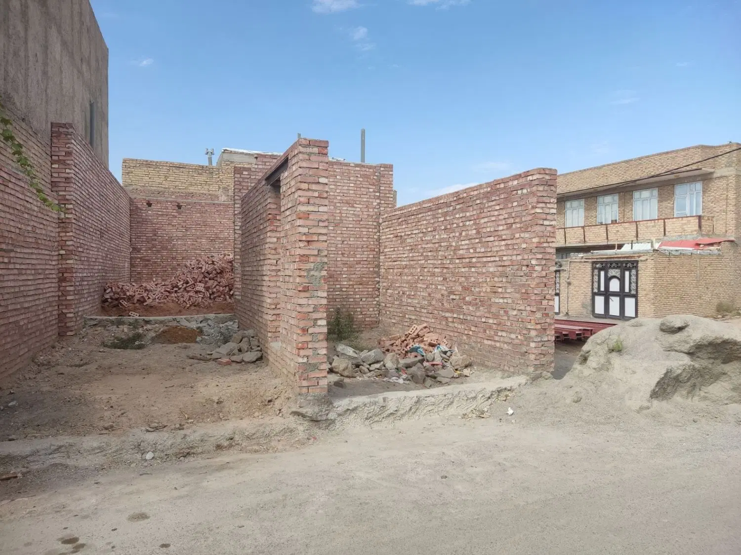 یک قطعه زمین حصار شده در اهر خیام ۲۱۰