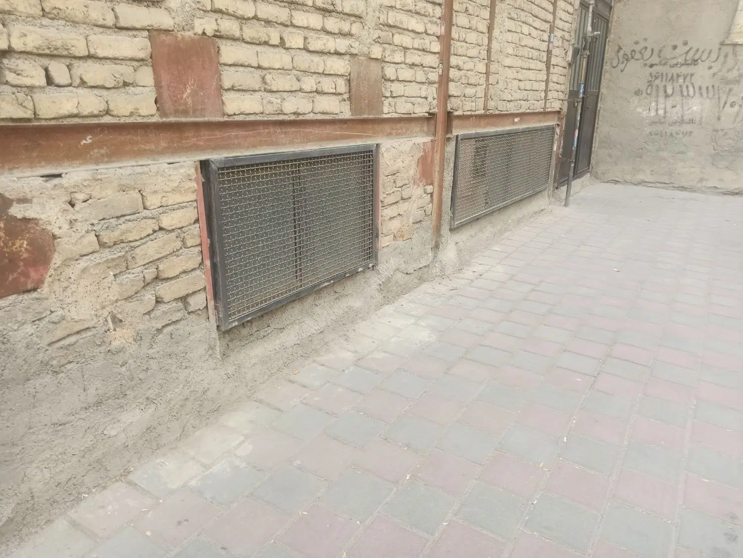 ۵۰ متر زیر زمین و ۱۸ متر مغازه و ۶۳ متر مسکونی