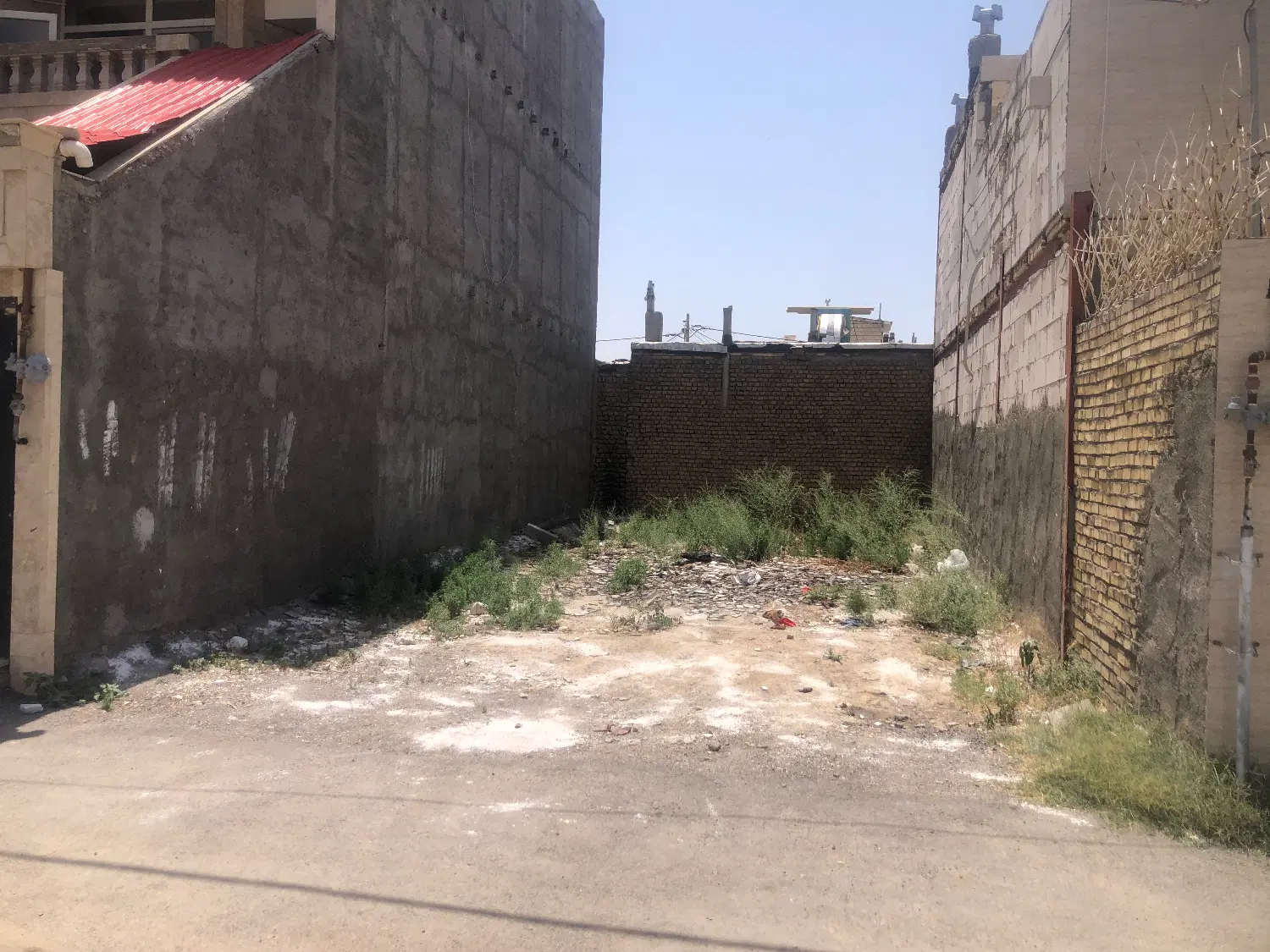 زمین دور دیوار