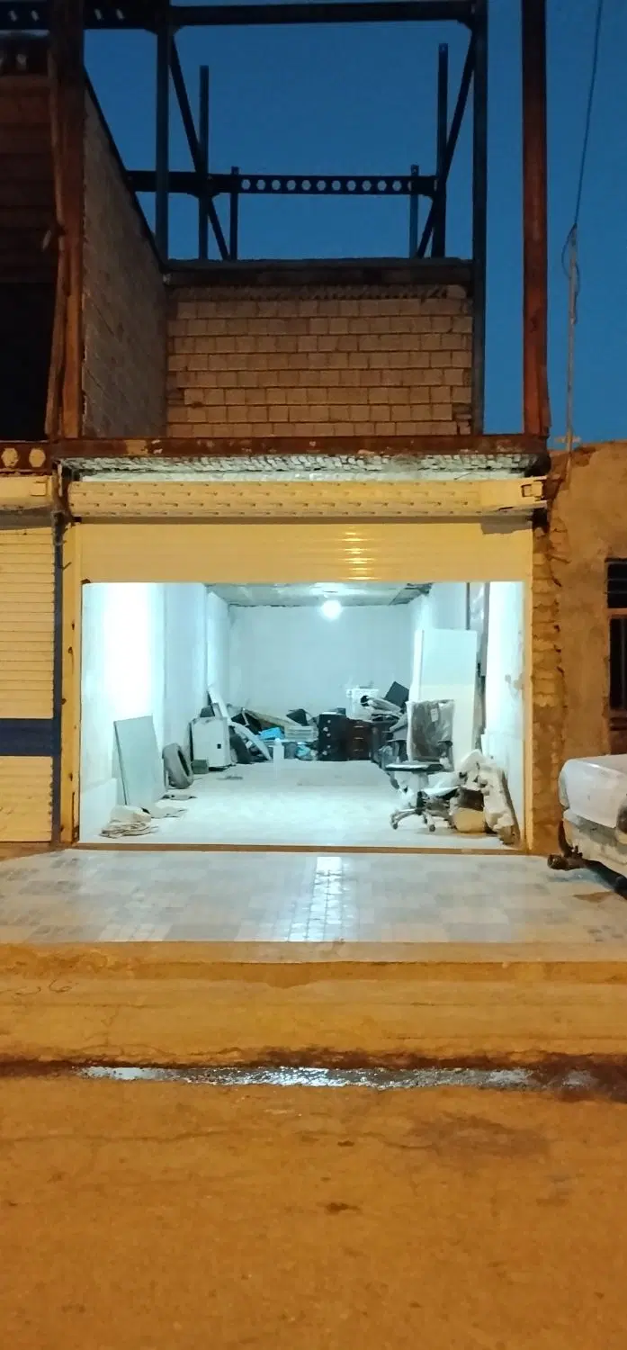 مغازه تقریباً شصدپنج متر