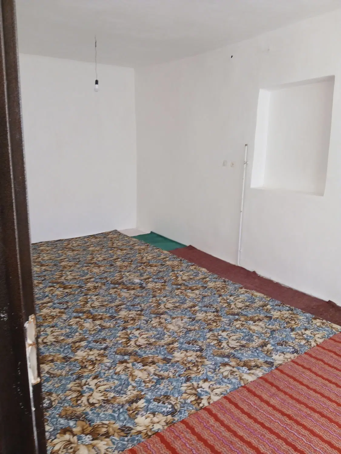 حیاط کلنگی در بهار